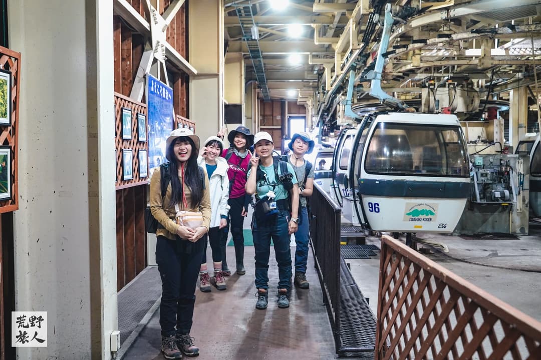 從栂池高原站 搭乘兩段式纜車出發囉!短短時間內一口氣上升至海拔 1,900 公尺