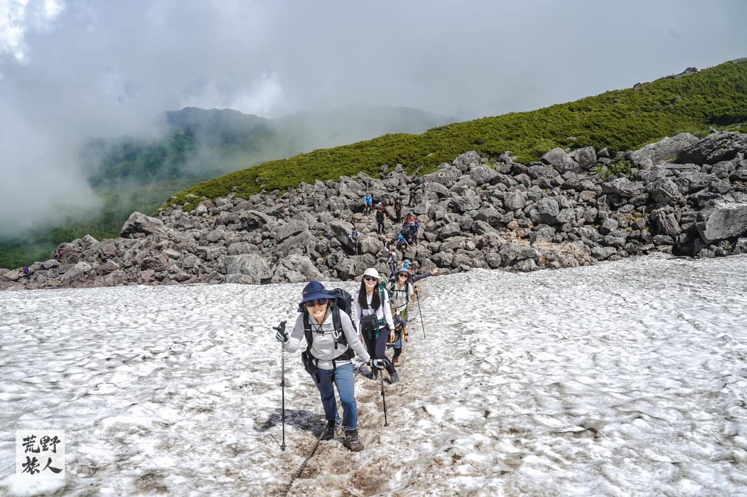 途中會經過小雪溪,夏季殘雪期不用穿冰爪也可以通過