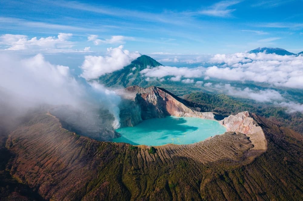 伊真火山:徒步觀看藍火與酸性火山湖 → 返回泗水