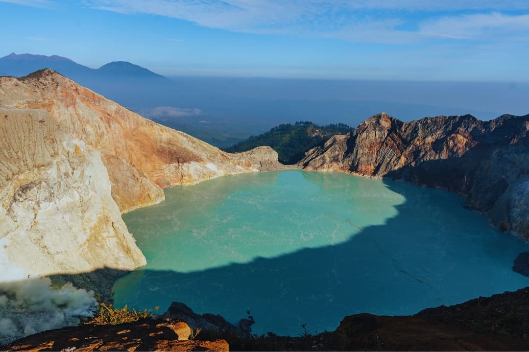 伊真火山:徒步觀看藍火與酸性火山湖 → 返回泗水