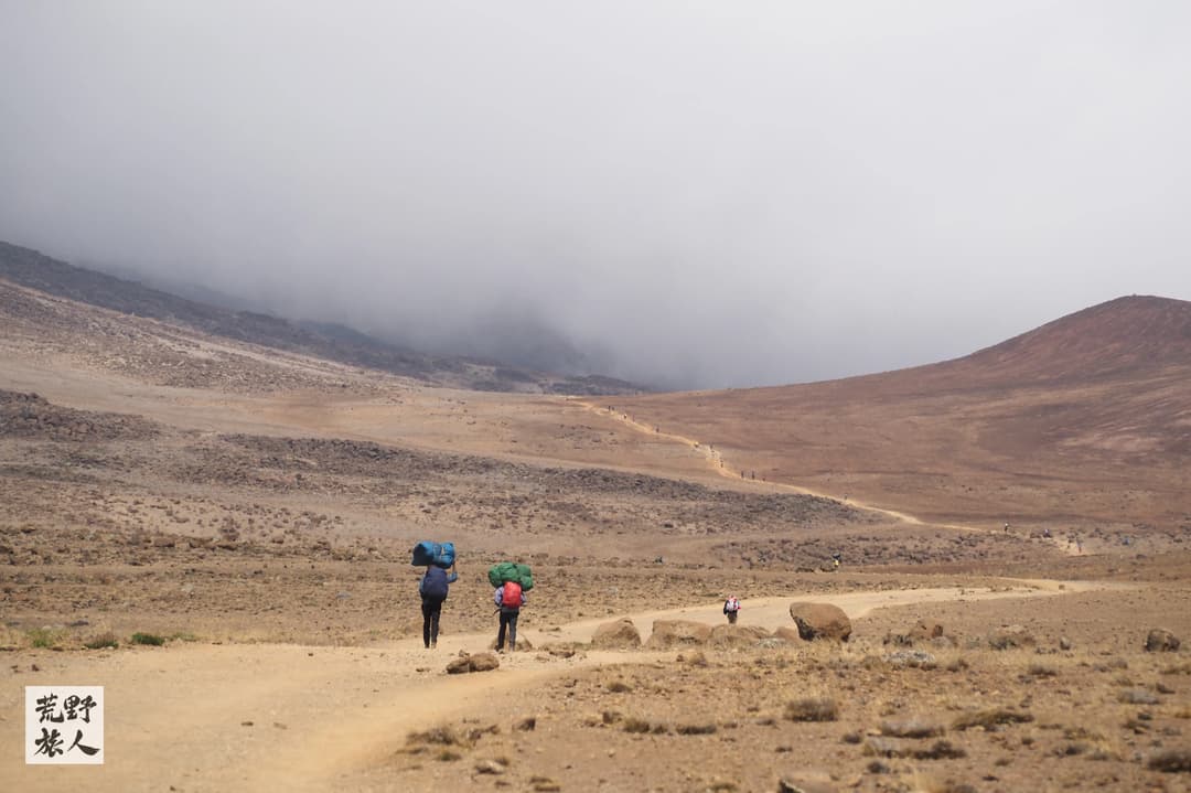 Horombo Hut → Kibo Hut 山屋：橫越荒涼的高山沙漠