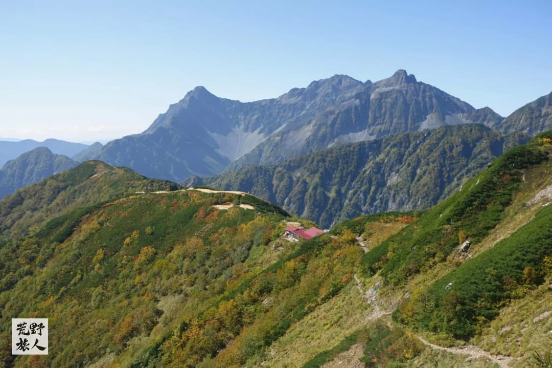 西岳小屋,後面可見清楚的穗高連峰及槍岳,紅葉時期整片會轉紅非常漂亮