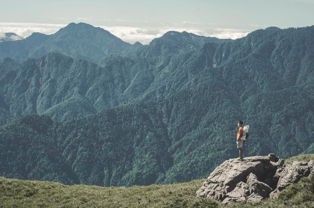 高山稜線上眺望群峰的山友