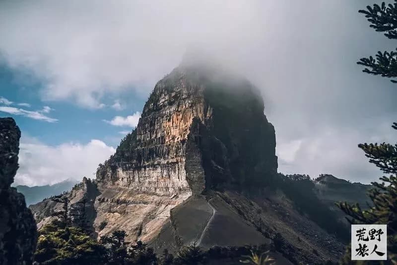 雲霧中的大霸尖山