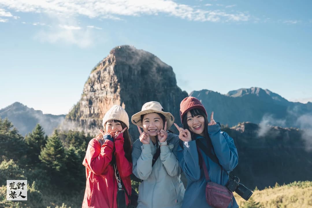 以大霸尖山為背景的團員合影