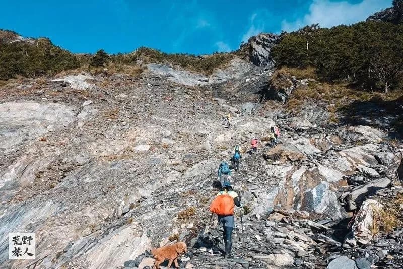 碎石坡上的登山隊伍