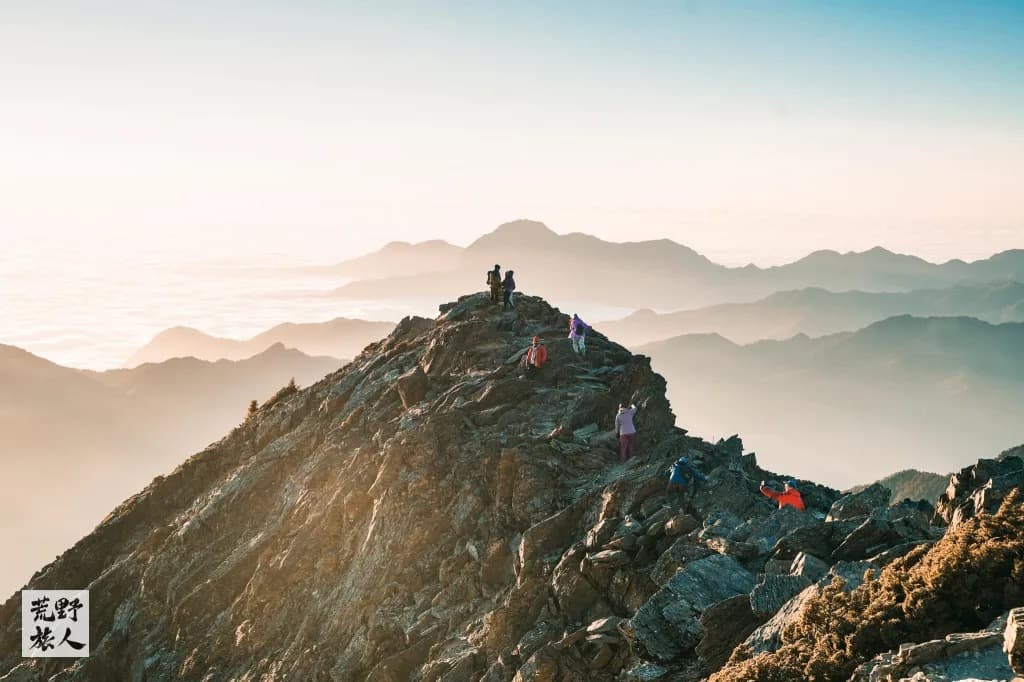 晨光中的玉山主峰峰頂