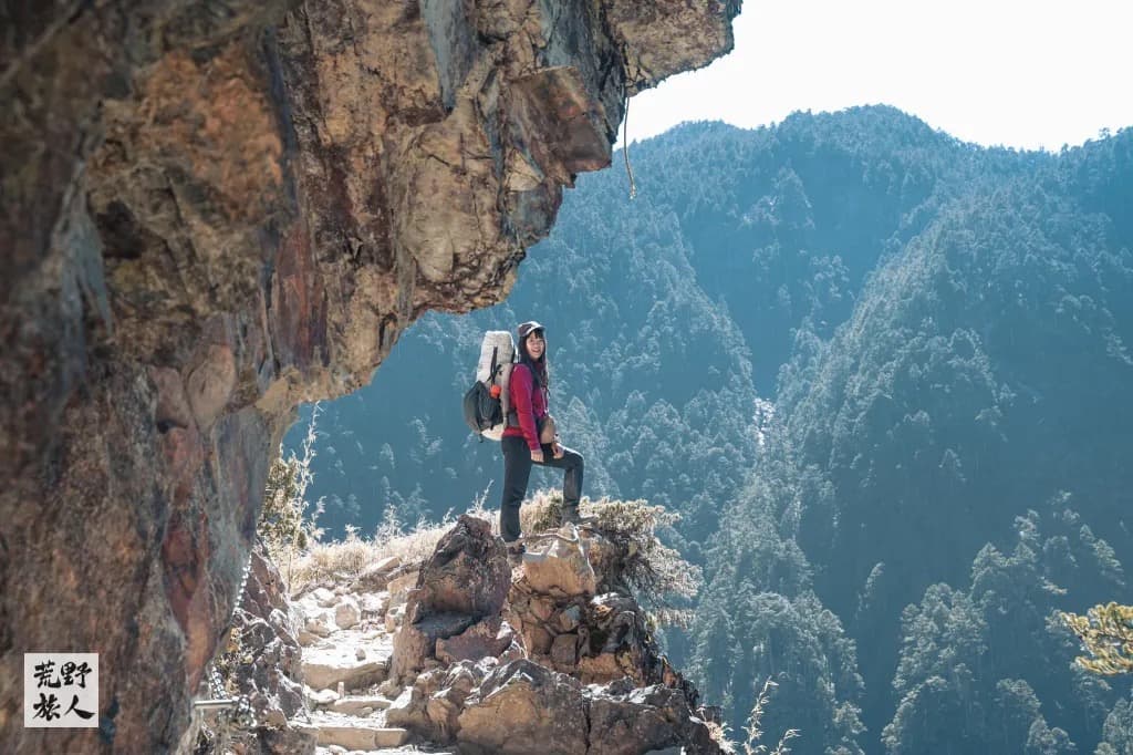 岩壁下的玉山步道