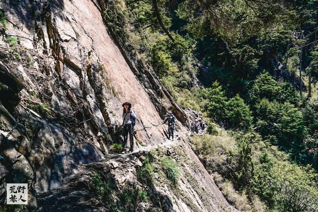 沿岩壁開鑿的步道